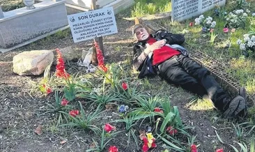Kendi mezarına gidip dua okuyor