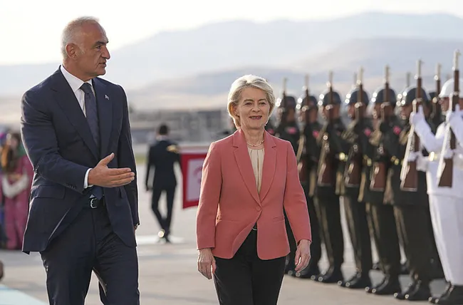 bakan-ersoydan-nato-zirvesinde-yogun-diplomasi-trafigi-1783360277856.jpeg