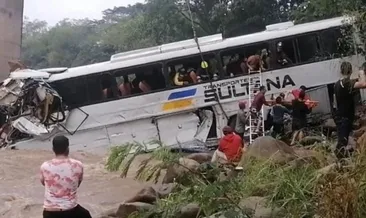 Bolivya’da yürekleri ağza getiren kaza: Otobüs köprüden düştü