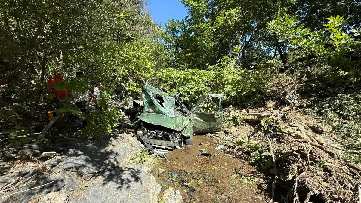 Çanakkale'de şarampole yuvarlanan otomobil ve kaza yeri