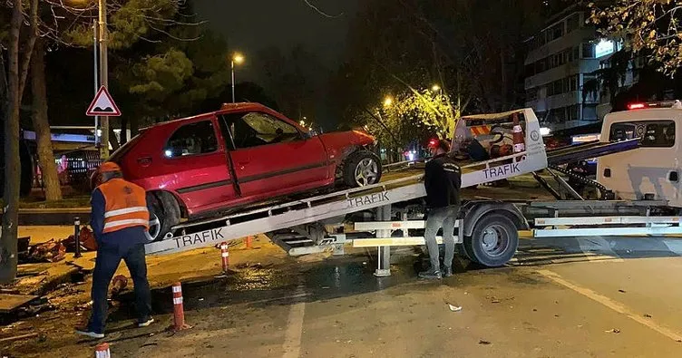 Bağdat Caddesi’nde feci kaza! Otomobil banklara ve ağaca çarparak durabildi