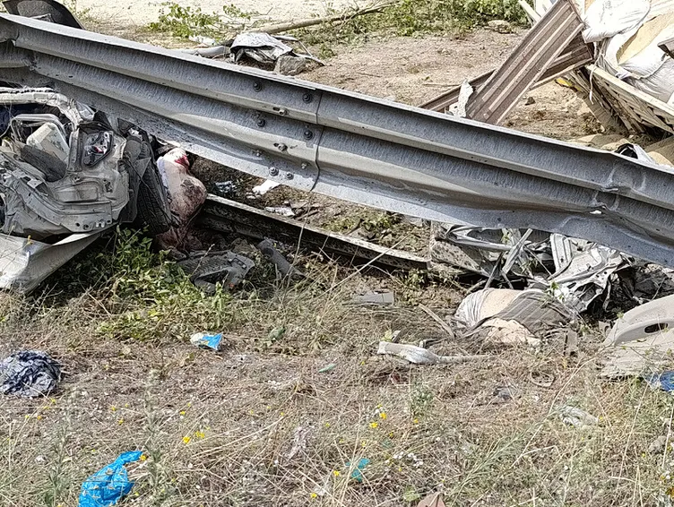 Bolu Dağı’nda kum yüklü TIR, otomobile çarptı! Feci kazada can kaybı 3’e yükseldi