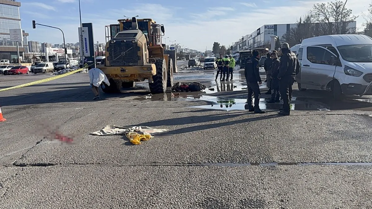 İş makinesi kırmızı ışıkta ezdi