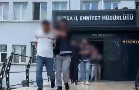 polis-yuksek-kazanc-ve-burs-vaadiyle-dolandiricilik-yapan-suphelileri-magdurun-arkadasi-gibi-davranip-sucustu-1782372963999.jpg