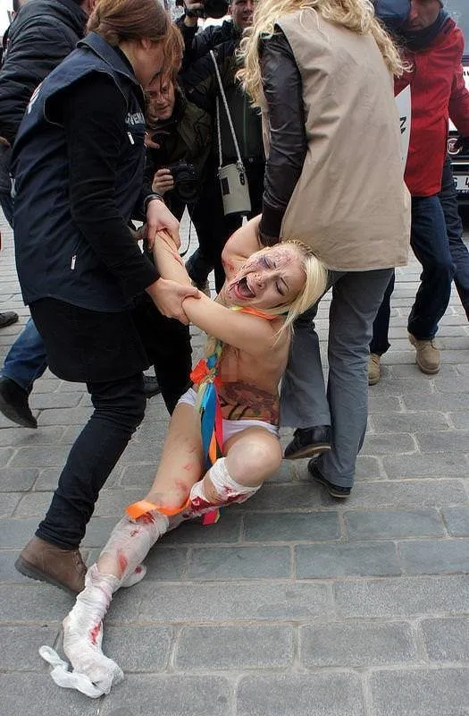 FEMEN kızlarından İstanbul'da çıplak protesto