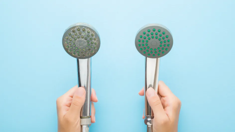 Duş başlığındaki kireçten dakikalar içinde kurtulun! İlk günkü gibi parlayacak