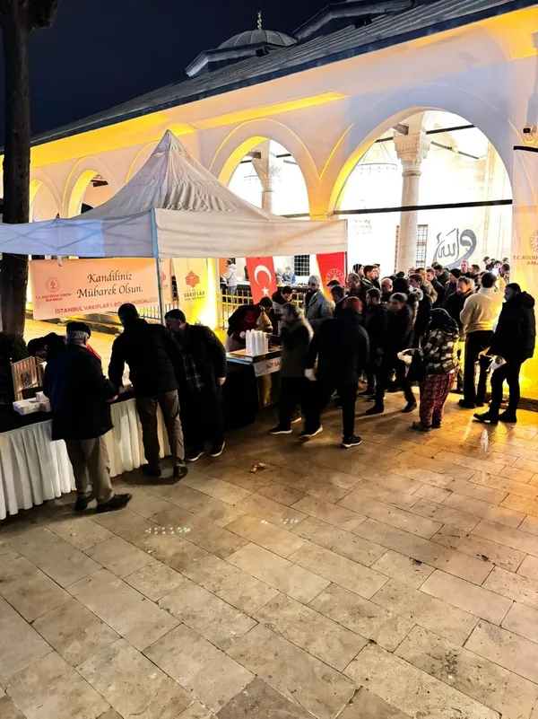 beraat-kandilinde-istanbulun-sembol-camilerinde-vatandaslara-salep-ve-kandil-simidi-ikram-edildi-1739547863413.jpg
