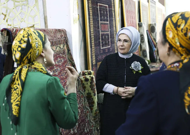 emine-erdogan-turkmen-el-sanatlari-sergisini-gezdi-1671028437444.jpg