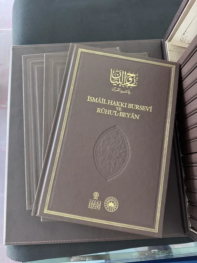 1791210788832.jpg 23 yıllık emek el yazısıyla yeniden hayat buldu: Tefsîri’l-Kur’ân, Bakan Ersoy tarafından Başkan Erdoğan’a takdim edildi