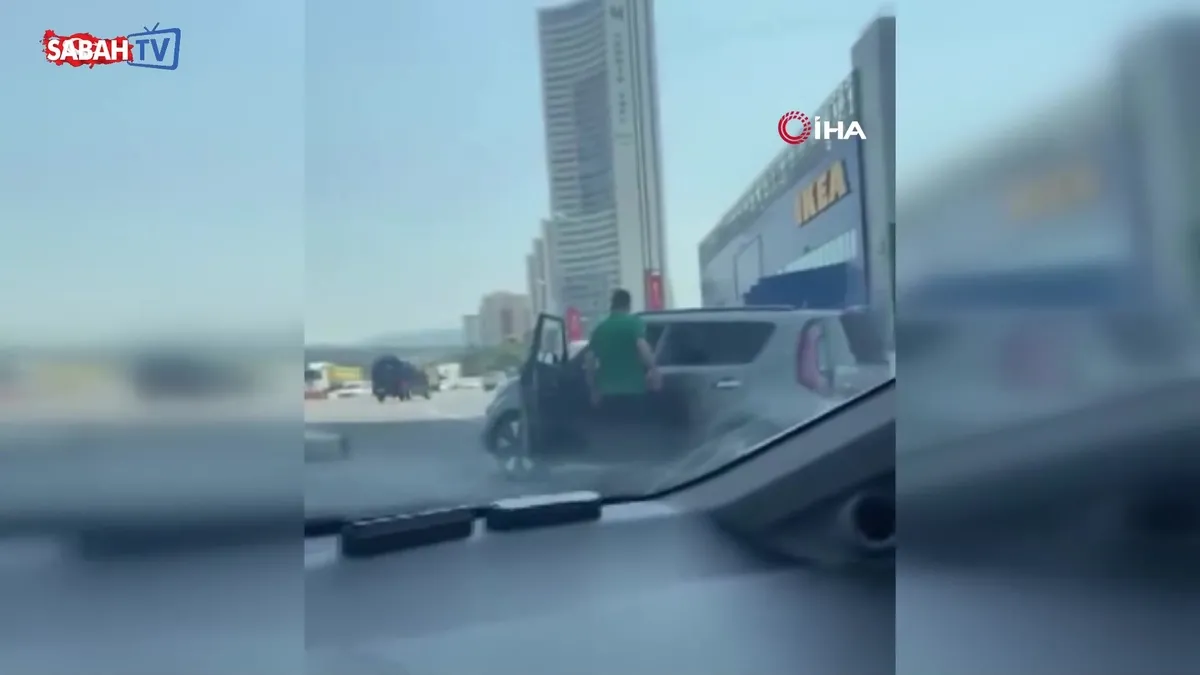 Kartal’da trafik kazası sonrası çıkan kavga kamerada | Video videosunu izle Kartal’da trafik kazası sonrası çıkan kavga kamerada | Video videosunu izle