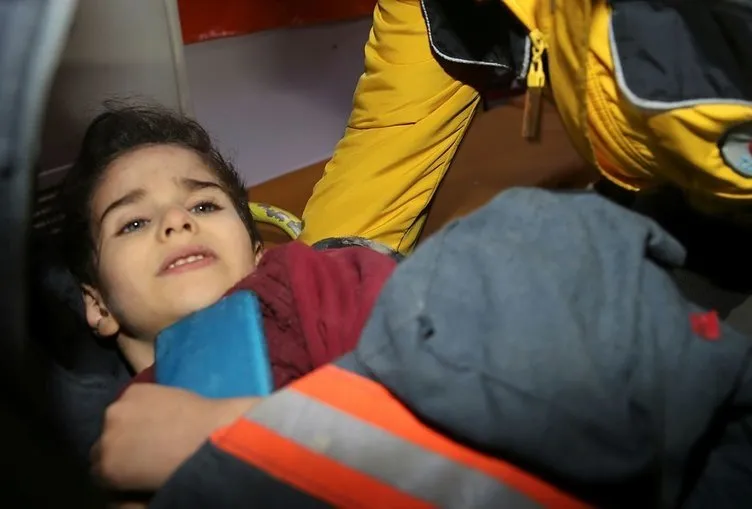SON DAKİKA: Deprem’de 90. saat mucizesi! 10 günlük Yağız bebek ve annesi herkesi ağlattı
