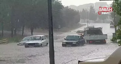 Kütahya’da şiddetli yağış sonrası araçlar sel sularında mahsur kaldı | Video