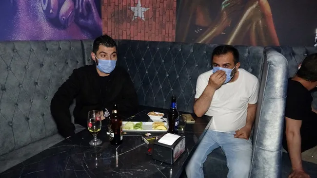 izmirde-koronavirus-partisi-222-bin-lira-ceza-yediler-1619935928847.jpg