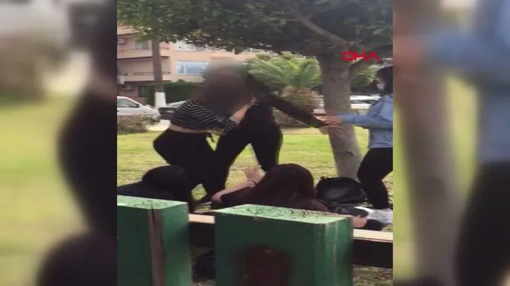 Hatay'da kızların tekme tokat kavgası kamerada