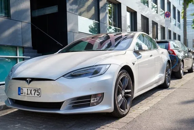 SEYİR HALİNDEKİ TESLA'NIN CAM TAVANI UÇTU