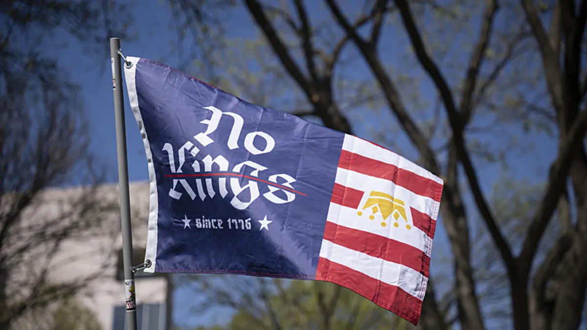 ABD’de Trump’a büyük şok: Savaş karşıtı milyonlarca kişi “Krallara hayır” sloganıyla meydanlara döküldü!