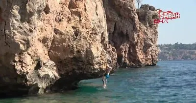Antalya’da gençlerin kayalıklardaki tehlikeli eğlencesi kamerada | Video