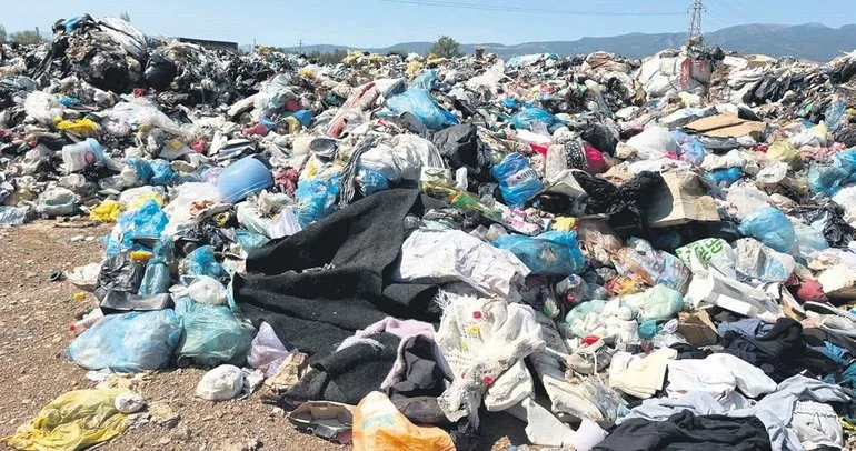 İzmir’de çöpten sıradağlar