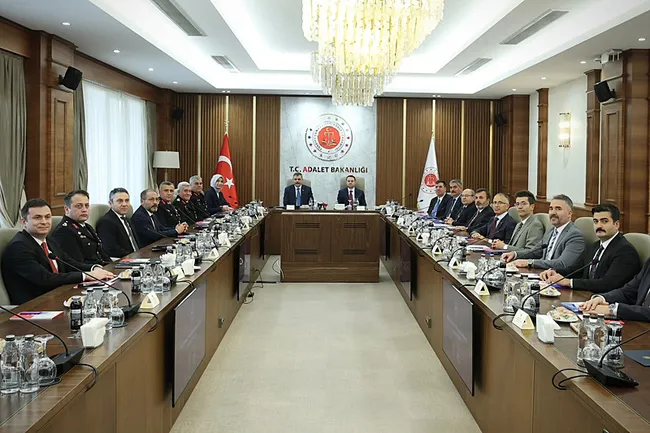 dolandiricilikla-mucadele-merkezi-kuruluyor-bakan-ciftci-sucla-mucadelede-yeni-bir-donemin-kapisini-araliyoruz-1793205139495.jpeg Dolandırıcılıkla Mücadele Merkezi kuruluyor! Bakan Çiftçi: Suçla mücadelede yeni bir dönemin kapısını aralıyoruz