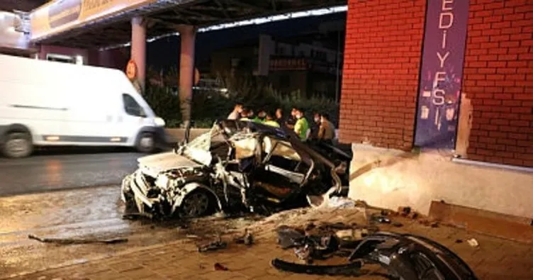 Korkunç kaza! İzmir’de otomobil üst geçide çarptı: 1’i ağır 3 yaralı