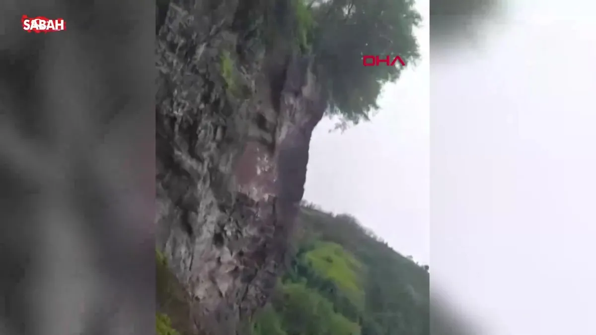 Artvin’de heyelan! Yol ulaşıma kapandı | Video videosunu izle Artvin’de heyelan! Yol ulaşıma kapandı | Video videosunu izle