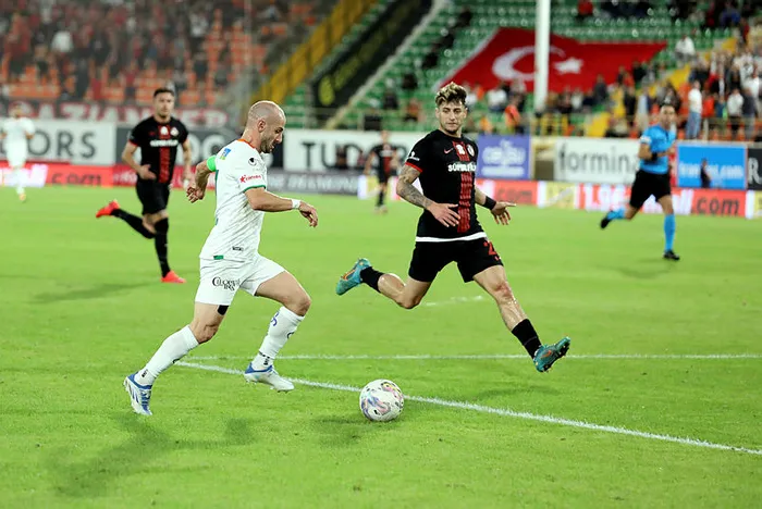 alanyaspor-3-puani-2-golle-aldi-gaziantep-fkya-bay-sonrasi-buyuk-sok-1667070947757.jpg