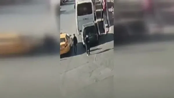 İstanbul'da üç adresi soyarak çaldıkları ziynet eşyalarını satan hırsızlar kamerada