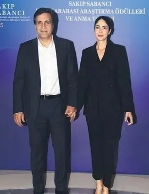 Sabancı’nın sevgilisiyle katıldığı gecede ilginç olay! Eski damat yeni eşiyle geldi