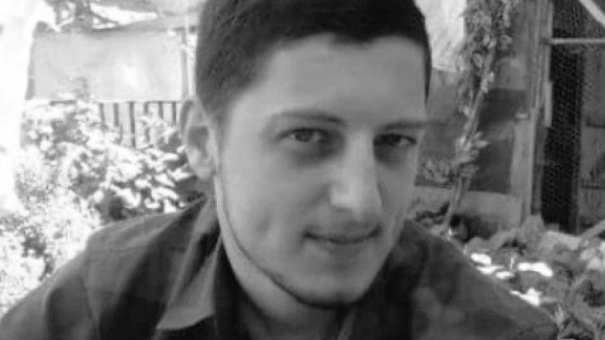Şehit Samet Uslu'nun kabri başında düzenlenen anma töreninden bir görüntü.
