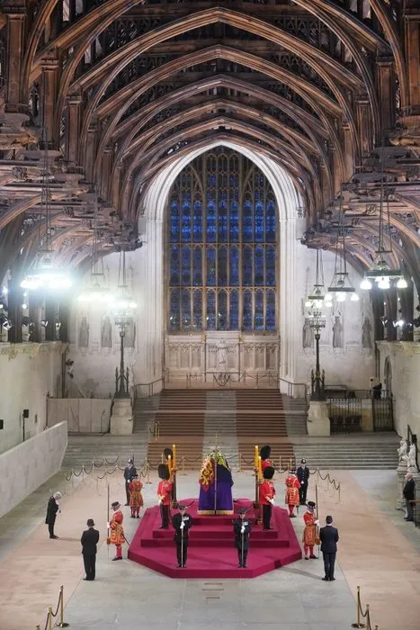 SON DAKİKA- Kraliçe Elizabeth'e son veda! Prens Philip'in yanına gömülecek...