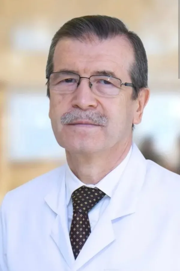 eski-ulastirma-bakani-arif-ahmet-denizolgunun-doktoru-nurettin-demirkol-hakim-karsisinda-doktor-demirkola-2-yi-1793107509234.jpg