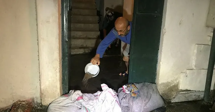 Yağmur yağdı, evleri su bastıYağmur sonrası vatandaş kovayla evinden su boşalttı