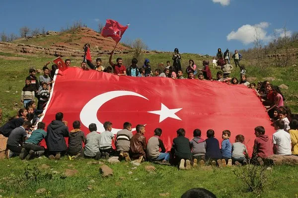Şemdinli'de halk terörden temizlenen köylere koştu