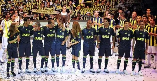 İşte Fenerbahçe yeni formalarını tanıttı