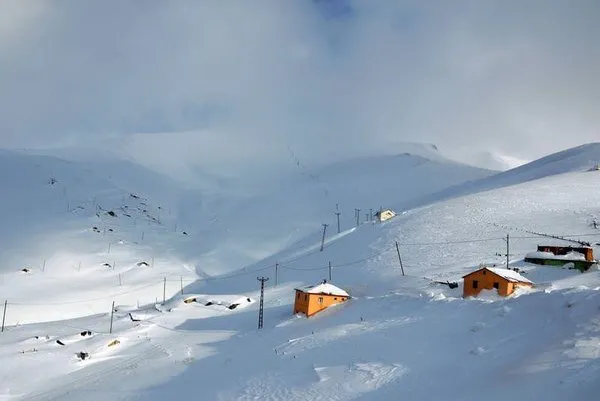 Evler kara gömüldü