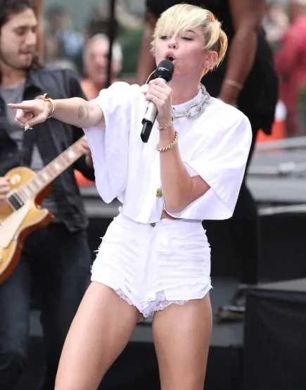 Aşırı mini şortlu Miley