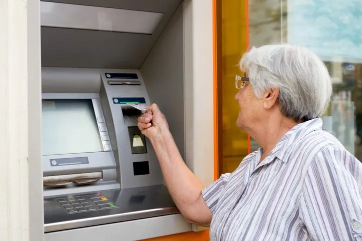 Sometimes the ATMs fail. From time to time they swallow cards or money. And beca