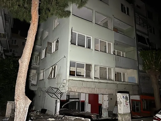 izmirde-esrarengiz-olay-metruk-binada-posetler-icerisinde-kafatasi-ve-kemik-bulundu-1748555225659.jpeg