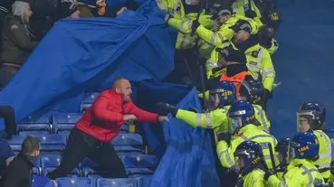 UEFA Avrupa Ligi’nde Leicester City-Legia Varşova maçında tribünlerde olay çıktı! Polise işaret fişeği atıldı...