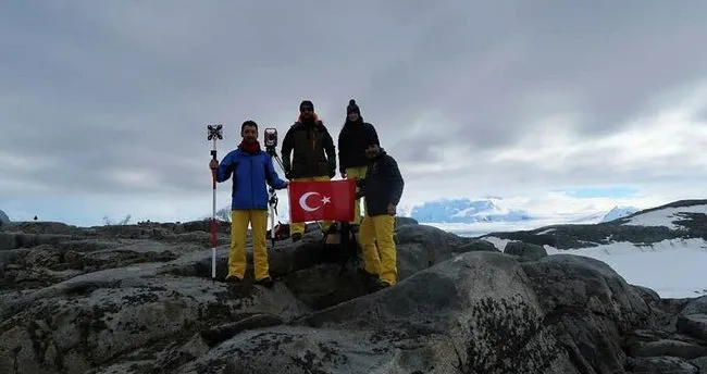 Türk bilim adamları Antarktika’ya Türk bayrağını dikti!