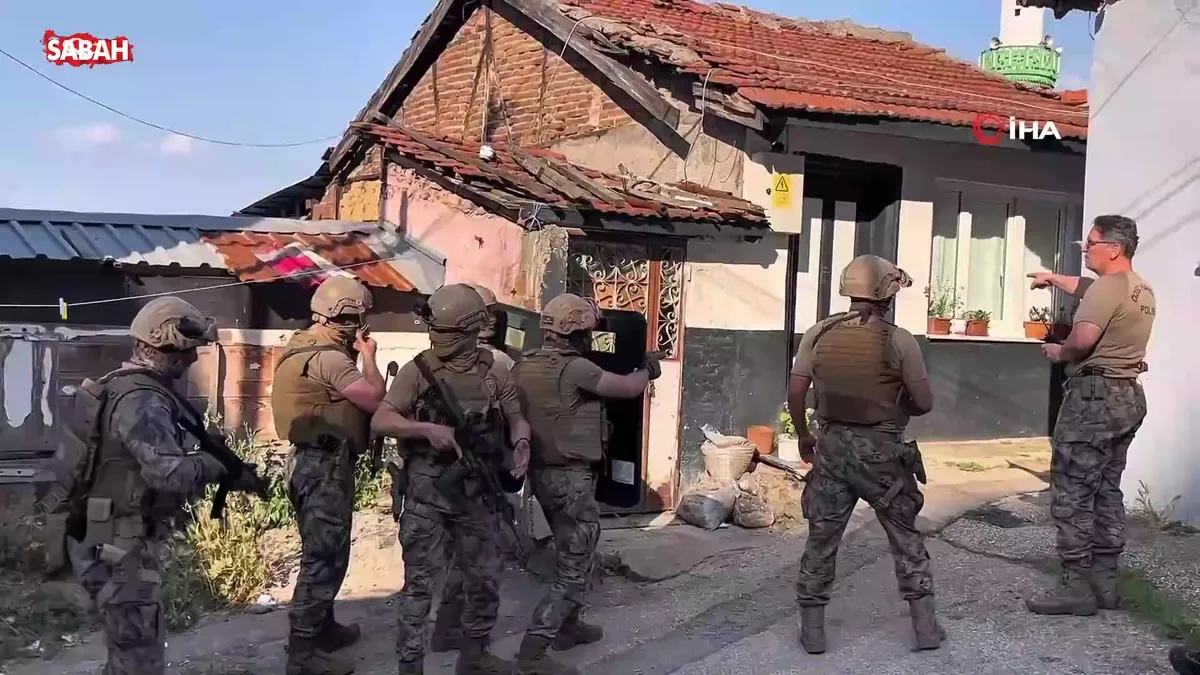 Saklandığı ev ablukaya alındı, yakalanınca “çalsaydınız açardım” dedi! videosunu izle Saklandığı ev ablukaya alındı, yakalanınca “çalsaydınız açardım” dedi! videosunu izle