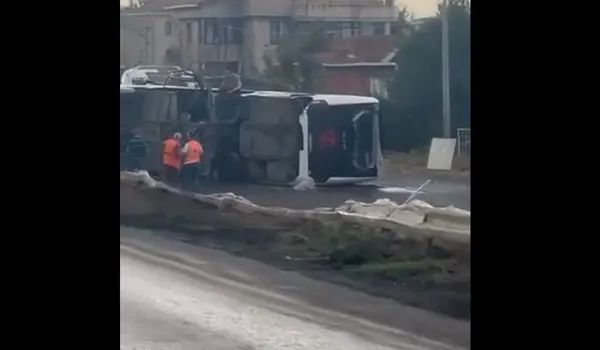 buyukcekmecede-feci-kaza-servis-otobusu-devrildi-18-yarali-1787982501851.jpg