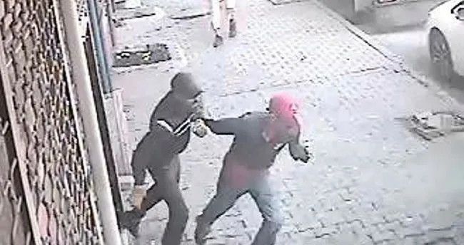 Dükkanına gelen hırsızları silahla böyle kovaladı