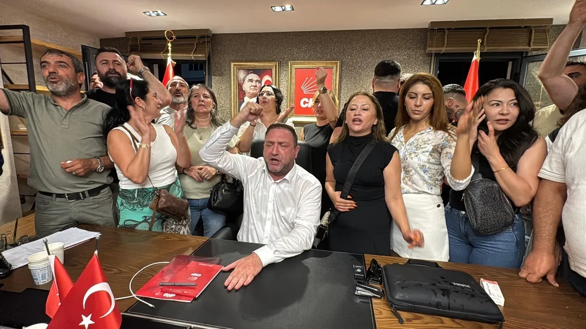 CHP İzmir İl Başkanlığı binasında yaşanan arbede anından bir görüntü.