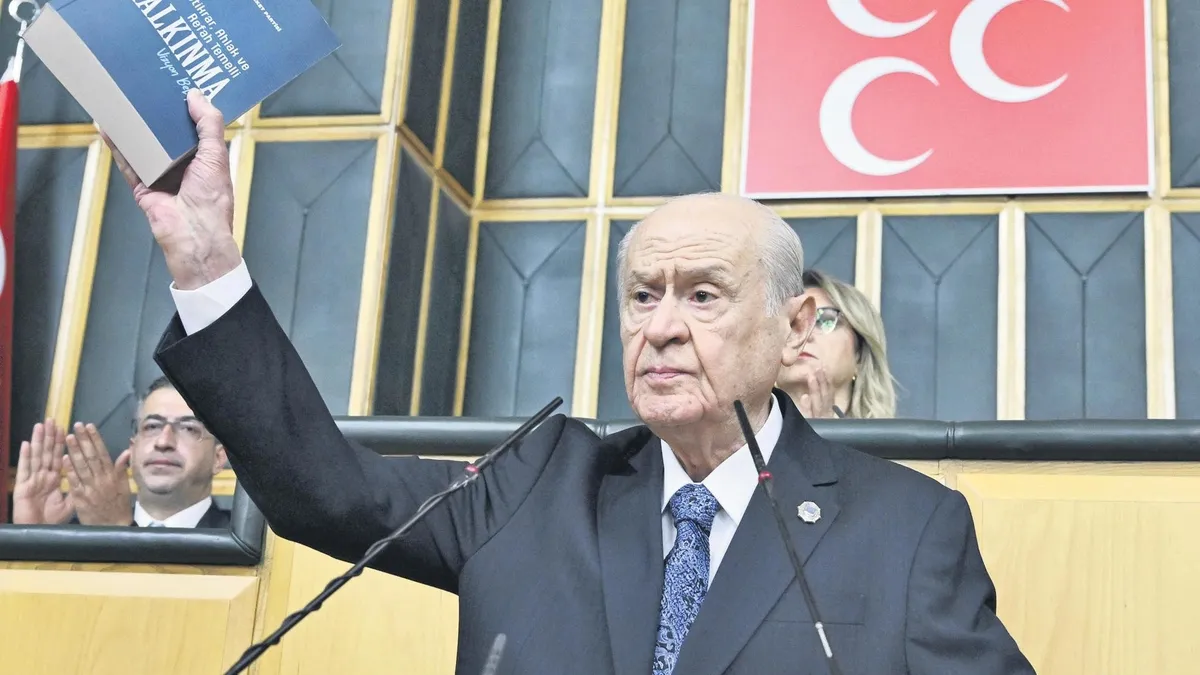 Egemenlik sahasına itiraz edenin alnını karışlarız