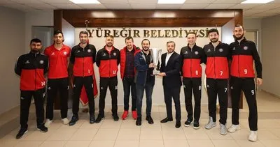 Şampiyonluk kupasını başkana götürdüler