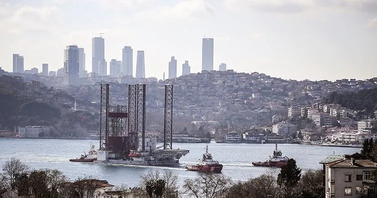 İstanbul Boğazı’ndan Petrol platformu geçti
