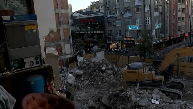 kucukcekmecedeki-yikimda-sasirtan-detay-bitisikteki-binanin-duvari-yok-1724047450803.jpeg