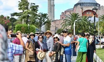 Bakan Ersoy: Türkiye’ye fazla turist geleceği gibi beklentileri gerçekçi bulmuyorum