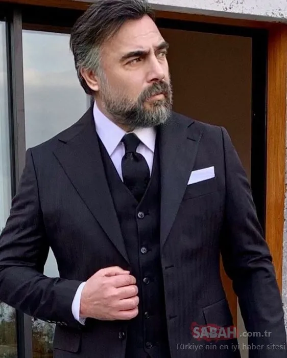 Kim Milyoner Olmak İster’in karizmatik sunucusu Oktay Kaynarca ’Çakır’ gözlerini annesinden almış! Oktay Kaynarca’nın annesi ile pozuna övgüler yağdı!